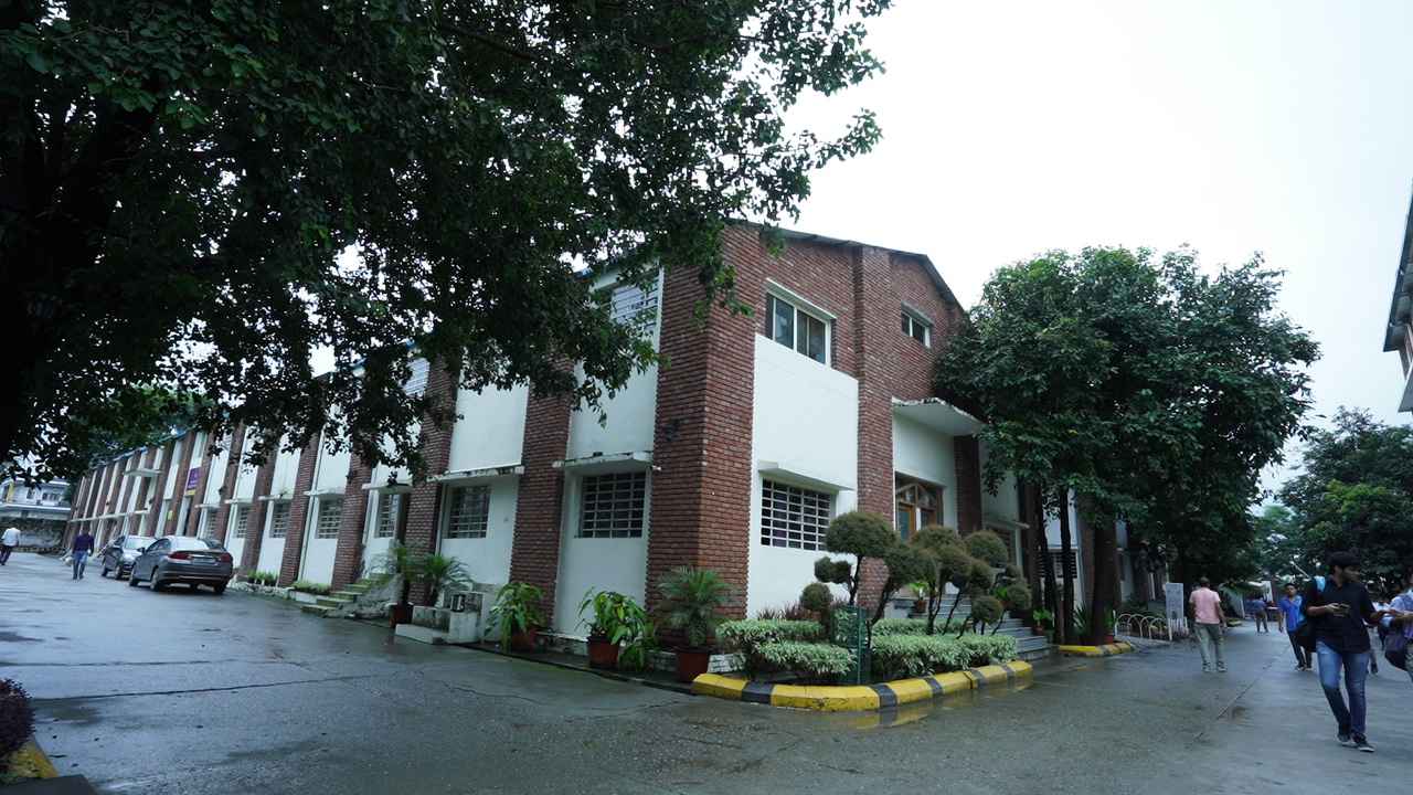 DBS powdered by Emversity College Images photo 13