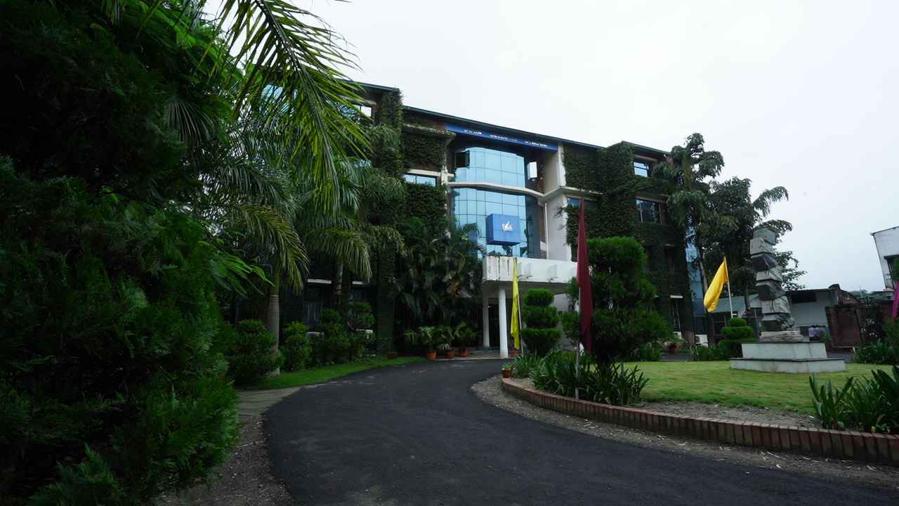 DBS powdered by Emversity College Images photo 12