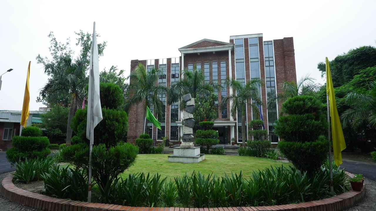 DBS powdered by Emversity College Images photo 11