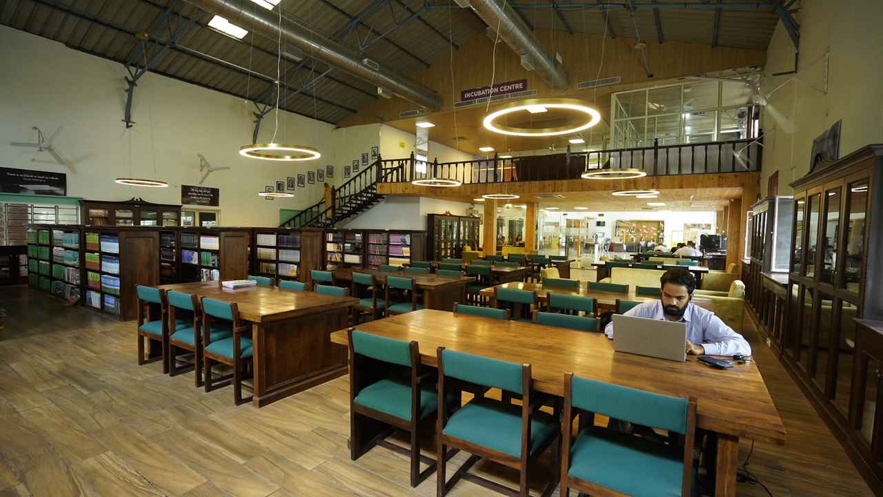 DBS powdered by Emversity College Images photo 9