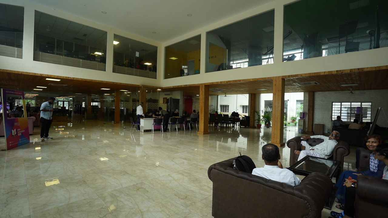 DBS powdered by Emversity College Images photo 8