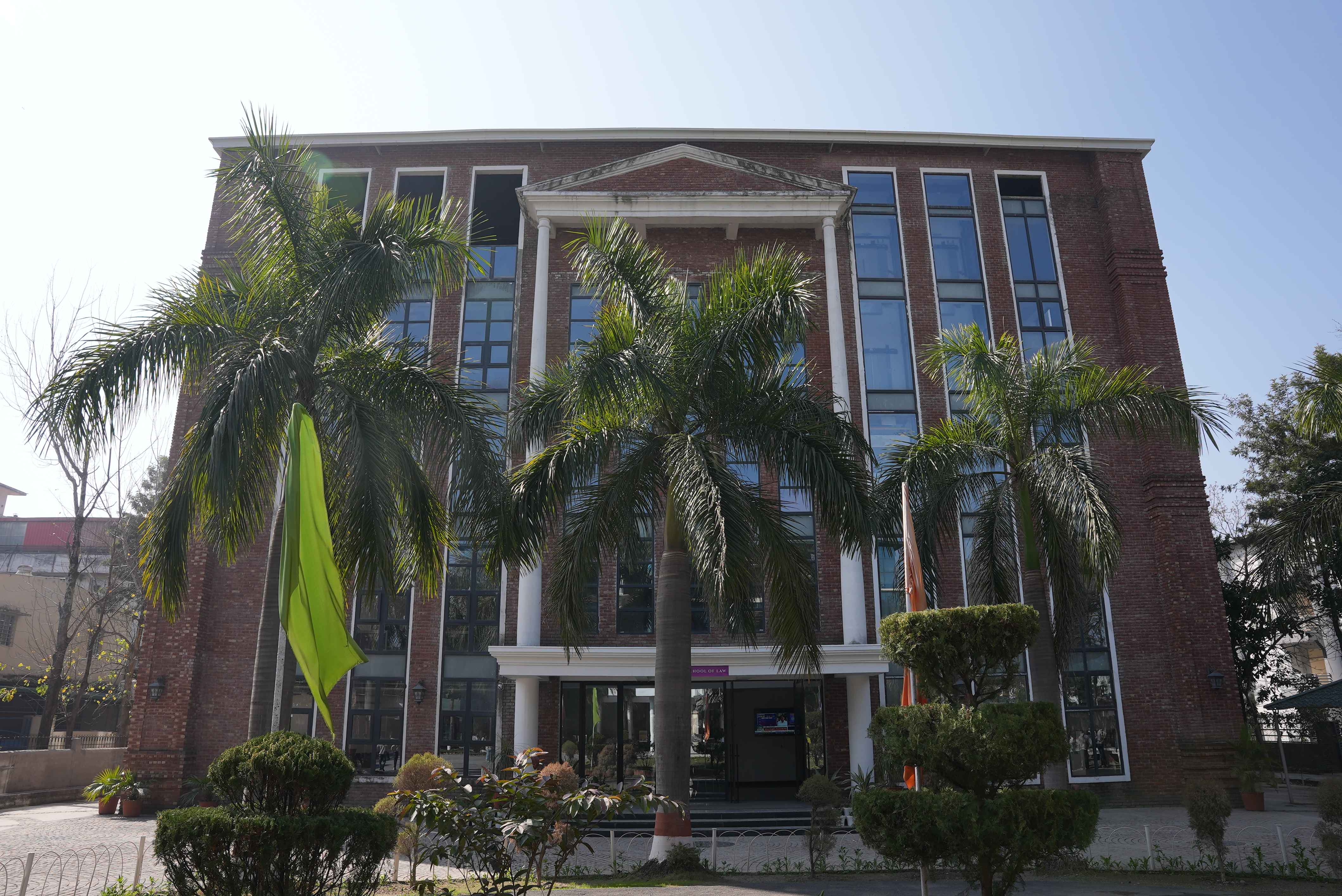DBS powdered by Emversity College Images photo 6