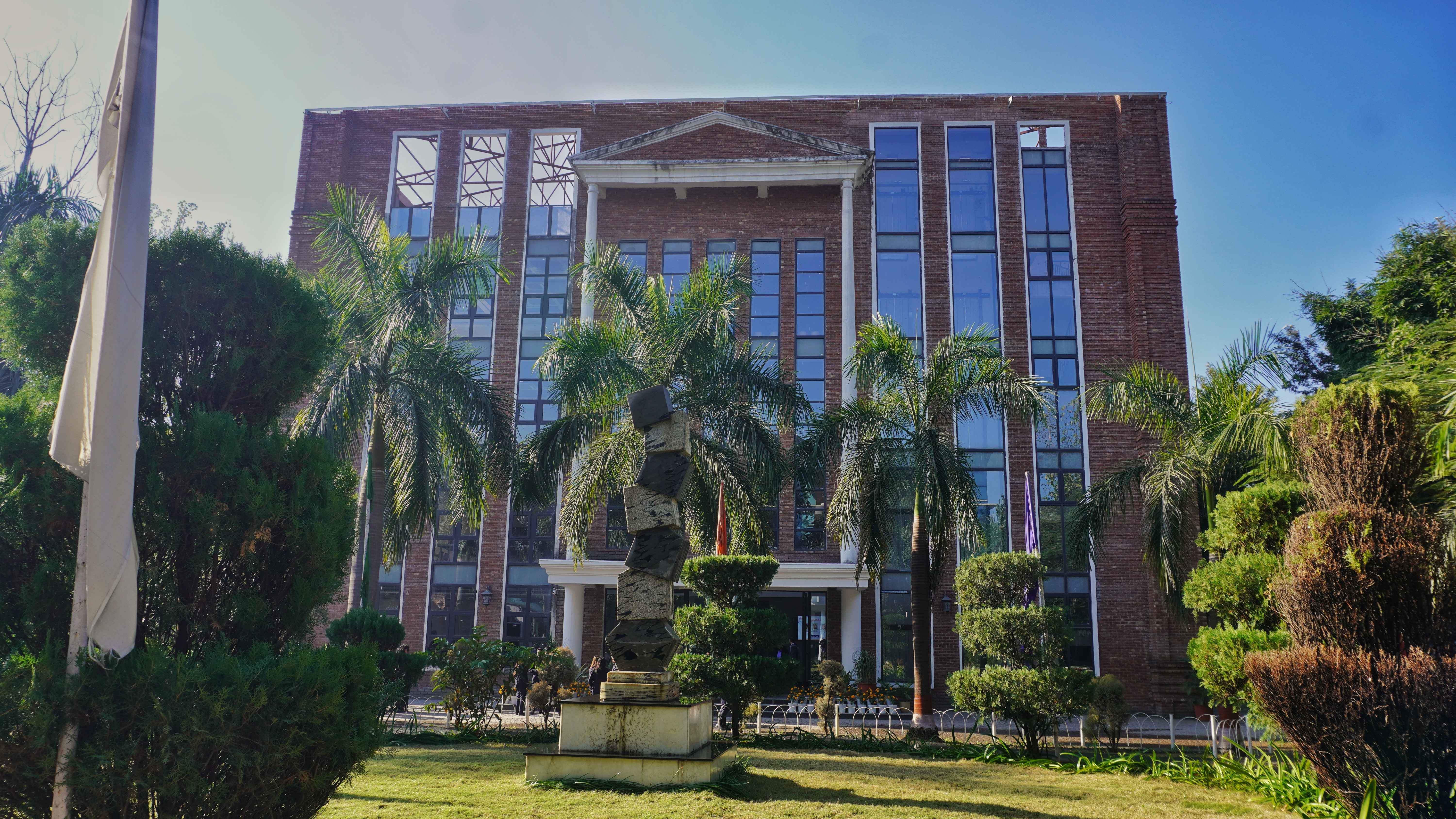 DBS powdered by Emversity College Images photo 5
