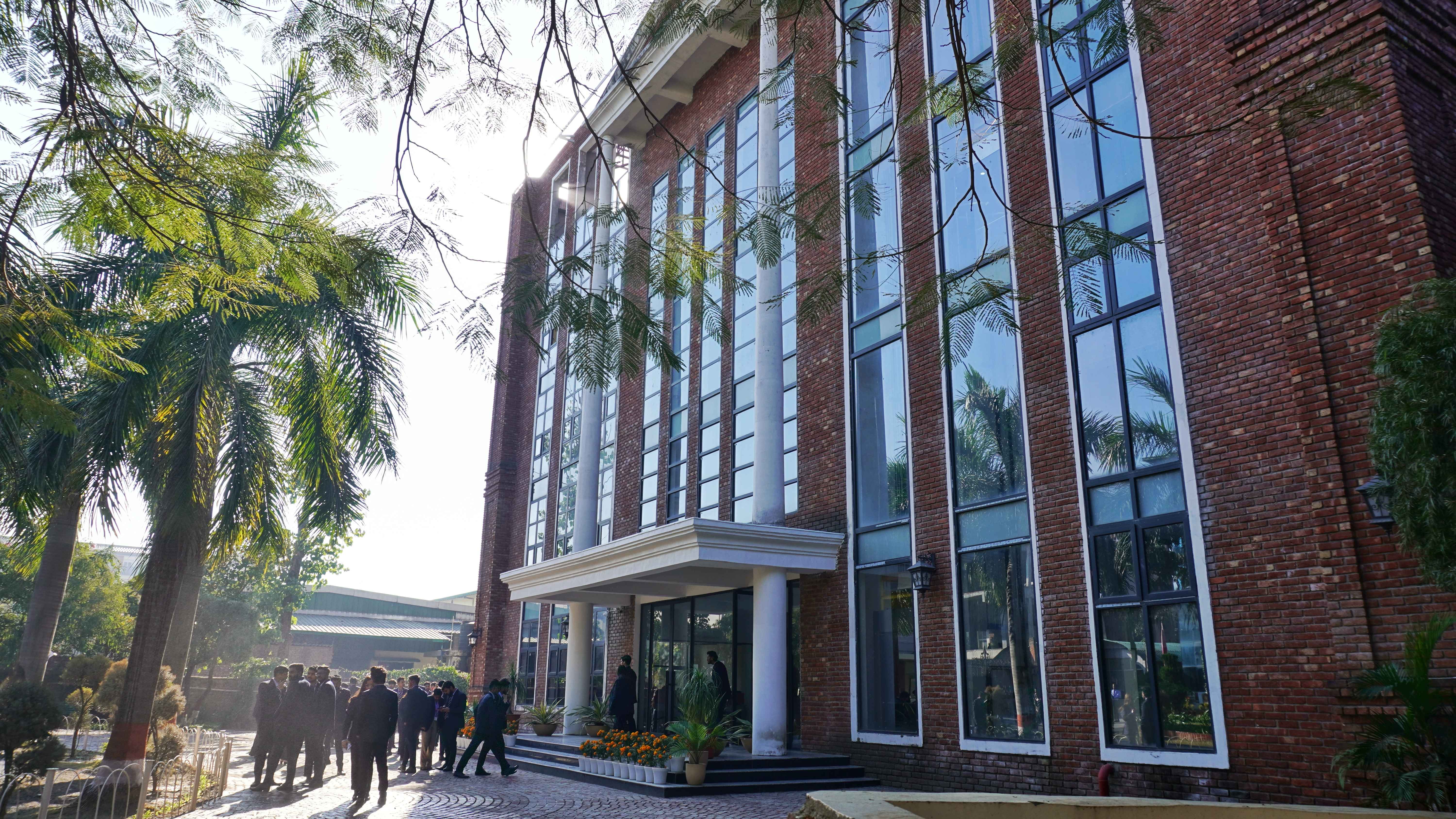 DBS powdered by Emversity College Images photo 4