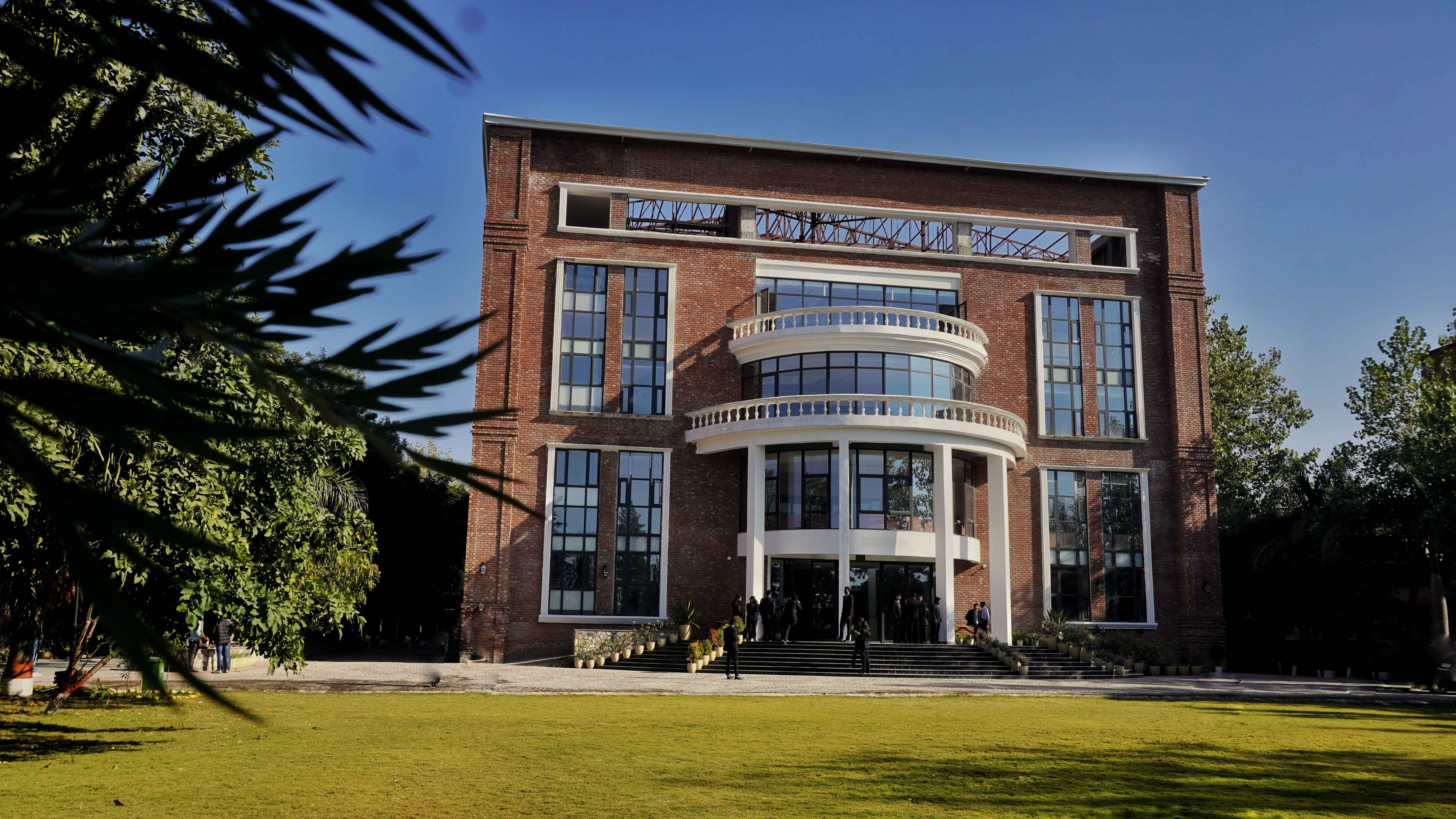 DBS powdered by Emversity College Images photo 3