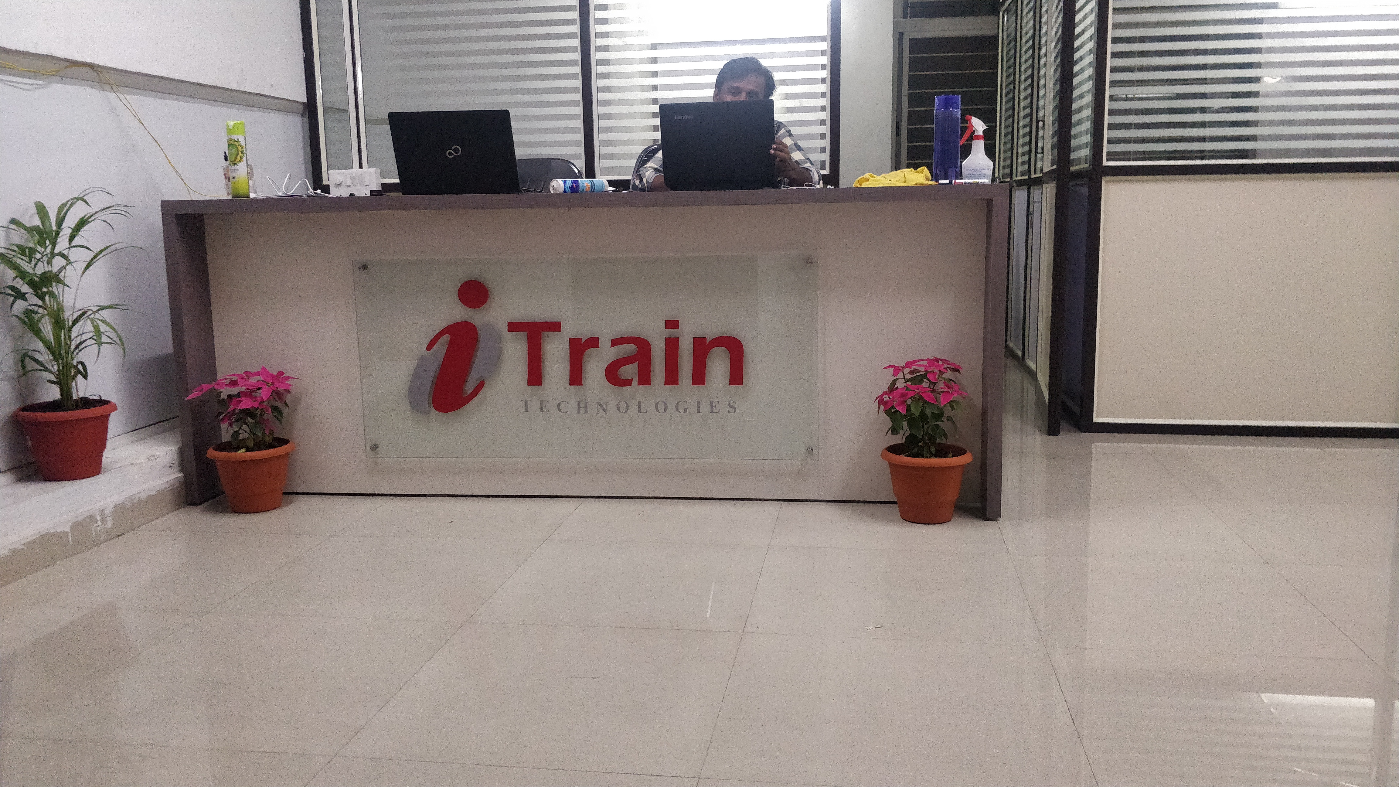 itrain Pictures photo 1